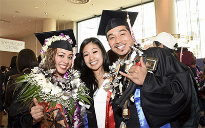 ԼڿƬ graduating students